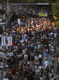 Desetitisíce lidí protestují v Hongkongu proti uvěznění tří vůdců protičínských protestů.