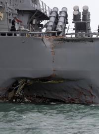 Poškozený americký torpédoborec John S. McCain
