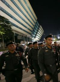 Thajští policisté hlídkují před budovou nejvyššího soudu.