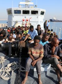 Migranti zachránění libyjskou pobřežní stráží v metropoli Tripolisu