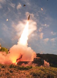 Jihokorejská armáda uspořádala v reakci na šestý severokorejský jaderný test vojenské cvičení. Podle prohlášení Soulu zkoušela střely dlouhého doletu vzduch-země i balistické rakety
