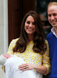 Vévodkyně Kate a princ William s dcerou Charlotte po jejím narození v květnu 2015