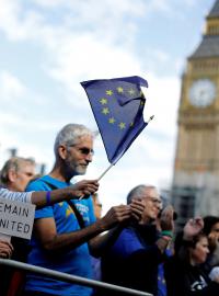 Lidé protestující v Londýně proti brexitu