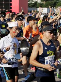 Čínští běžci během půlmaratonu (ilustrační foto)