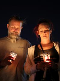 Lidé se svíčkami během smuteční akce v Las Vegas