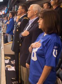 Viceprezident Mike Pence a jeho žena Karen při hymně na začátku  zápasu v americkém fotbalu mezi mužstvy Indianapolis Colts a San Francisco 49ers ve státě Indiana.