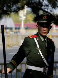 Příslušník čínské ozbrojené policie na stráži u pekingského náměstí Nebeského klidu.