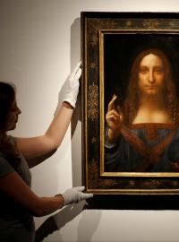 Plátno Salvator mundi  zobrazuje Krista v modrém oděvu, jak žehná pravicí s překříženými prsty a v levé ruce drží křišťálovou kouli. Da Vinci ho namaloval kolem roku 1500