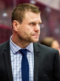Trenér hokejistů Třince Václav Varaďa na střídačce během utkání play-off Ligy mistrů proti Malmö Redhawks