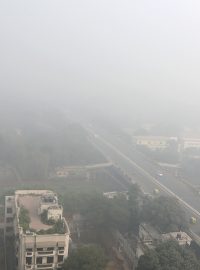 Letecký pohled na smogem pokryté Dillí