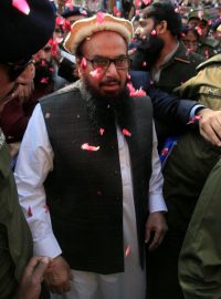 Islámský duchovní Háfiz Saíd při příchodu k pákistánskému soudu