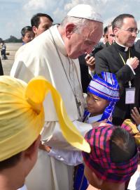 Papež František přiletěl na návštěvu Barmy