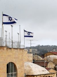 Izraelské vlajky na střechách starého Jeruzaléma.