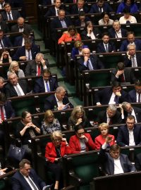 Poslanci polské vládnoucí strany Právo a spravedlnost v Sejmu