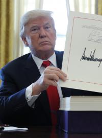 Donald Trump s podpisem daňové zákony