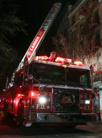 Hasiči zasahují u požáru v Bronxu