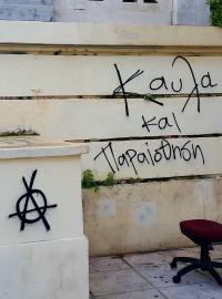 Anarchistické symboly jsou namalovány všude kolem, na stěnách vysoké školy i nad hlavním vchodem stejně jako plakáty se srpem a kladivem.