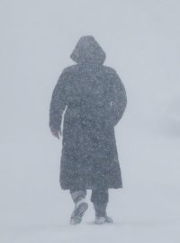 Žena kráčí blizardem v Long Beach ve státě New York