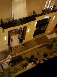 Zásah policie před hotelem Ritz (fotografie ze sociálních sítí)