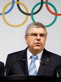 Šéf Mezinárodního olympijského výboru (MOV) Thomas Bach společně se zástupci delegací jednotlivých zemí.
