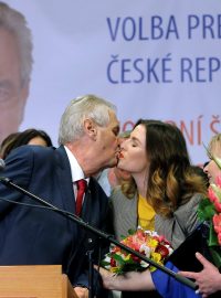 Leden 2018: Miloš Zeman podruhé zvítězil v prezidentské volbě. Na snímku mu blahopřeje dcera Kateřina