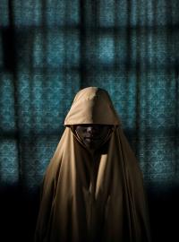 Fotografie čtrnáctileté Aishy z Nigérie, kterou unesl Boko Haram a chtěl z ní udělat samovražednou atentátnici. Dívce se povedlo utéct. Snímek byl nominován v soutěži World Press Photo.