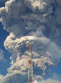 Mohutný sloup popela po erupci sopky Sinabung