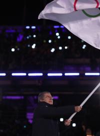 Prezident MOV Thomas Bach na závěrečném ceremoniálu s olympijskou vlajkou.
