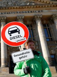 Protestující proti vjezdu dieselových aut ze skupiny Greenpeace.