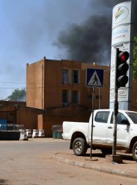 Dým nad výbuchem v  Ouagadougou