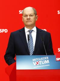 Sociální demokraté Dietmar Nietan (vlevo) a úřadující předseda Olaf Scholz oznamují výsledky hlasování o velké koalici s CDU/CSU.