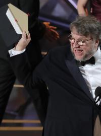 Režisér Guillermo del Toro zkontroloval, jestli letos vyhlásili nejlepší film podle správní obálky