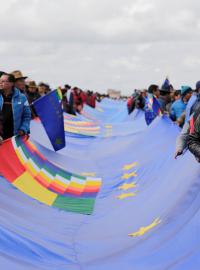 Tisíce Bolivijců se podílely na rozmístění 200 km dlouhé námořní vlajky