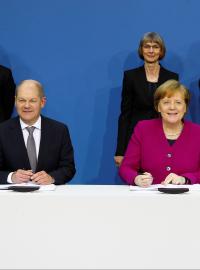 Zástupci Velké koalice podepisují smlouvu o spolupráci. Zleva: Olaf Scholz (SPD), Angela Merkelová (CDU) a Horst Seehofer (CSU)