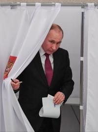 Ruský prezident Vladimir Putin v moskevské volební místnosti