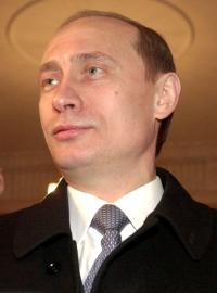Vladimir Putin ve volební místnosti v roce 2000.
