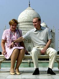 Vladimir Putin s bývalou manželkou Ljudmilou před indickým Taj Mahalem v říjnu 2000. S Ljudmilou Škrebněvovou se Putin oženil v létě 1983. Páru se narodily dvě dcery – Máša a Káťa. V roce 2013 se manželství oficiálně rozpadlo.