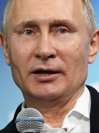 Opětovně zvolený prezident Ruska Vladimir Putin. Na snímku během tiskové konference ve svém volebním štábu v Moskvě.