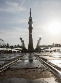 Raketa Sojuz MS-08 připravena na odpalovací rampě v Bajkonuru