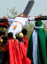 Několik radikálních věřících se v pátek na Filipínách opět podrobilo letitému tradičnímu rituálu přibíjení na kříž.