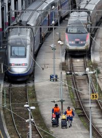 Vysokorychlostní vlaky TGV odstavené na stanici u Paříže
