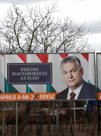 Maďarským premiérem bude podle průzkumů nejspíš potřetí za sebou Viktor Orbán. Jeho strana Fidesz nyní jasně dominuje současnému parlamentu.
