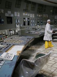 Pracovník v řídícím centru zastaveného třetího reaktoru JE Černobyl