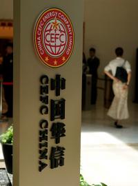 Logo čínské společnosti CEFC v kancelářích v Šanghaji.