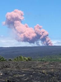 Sloup popela po erupci sopky Kilauea na Havajských ostrovech.