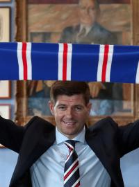 Steven Gerrard na tiskové konferenci Glasgow Rangers, kde ho klubové vedení představilo jako nového kouče.