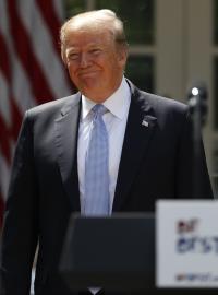 Americký prezident Donald Trump dnes informoval, že své rozhodnutí ohledně mezinárodní jaderné dohody s Íránem oznámí v úterý.