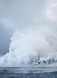 U pobřeží se po styku lávy s mořskou vodou začaly tvořit toxické výpary, čímž se na ostrově Havaj výrazně snižuje kvalita vzduchu, informovala agentura AP. Ovzduší již minulý týden naplnil oblak vulkanického prachu rozšířený po několika explozivních erupcích sopky.