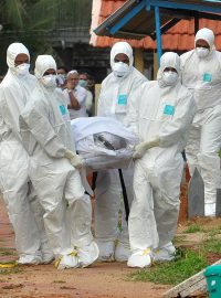 Lékaři a příbuzní na snímku z loňského roku pohřbívají člověka, který zemřel na vir nipah