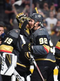 Tomáš Nosek (s číslem 92) rozhodl o vítězství Golden Knights v prvním finále NHL